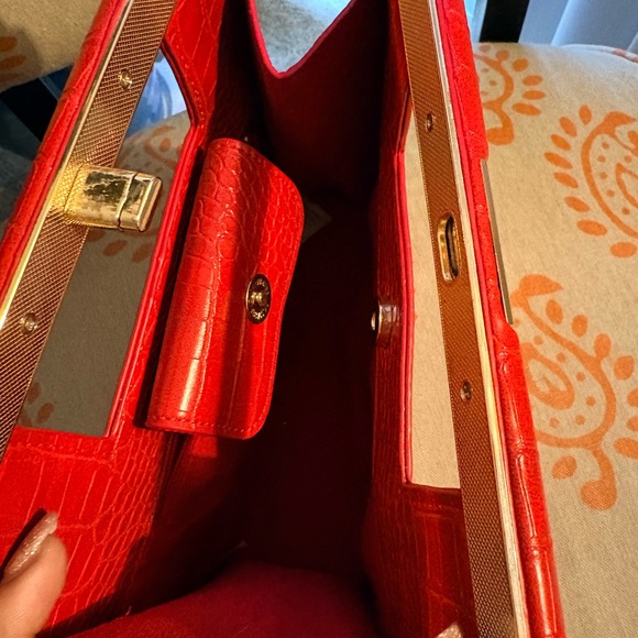 Elegant Red Faux Crocodile-Embossed Handbag - Picture 3 of 6